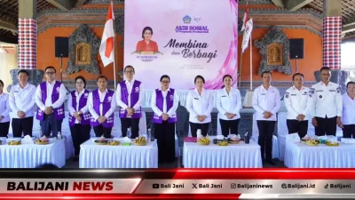 Ketua TP Posyandu Provinsi Bali Ny Putri Suastini Koster menyerahkan bantuan sembako kepada kader posyandu dalam kegiatan Membina dan Berbagi di Bangli