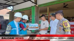 Cegah Bahaya Listrik, PLN dan Pemdes Tukadmungga Kolaborasi Pangkas Pohon Dekat Jaringan