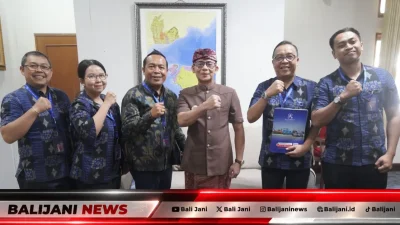 Bupati Klungkung I Made Satria menerima audiensi jajaran manajemen PT Nusa Medika membahas peluncuran ambulans laut di Kantor Bupati Klungkung