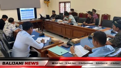 Tim Seksi Datun Kejari Buleleng menghadiri rapat evaluasi pekerjaan proyek infrastruktur jalan di Kantor Dinas PUPRPERKIM Buleleng