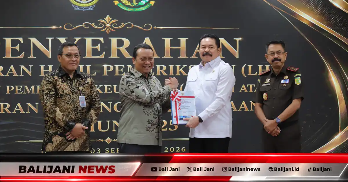 Jaksa Agung ST Burhanuddin bersama Anggota I BPK RI Nyoman Adhi Suryadnyana dalam penyerahan LHP LK Kejagung di Gedung Utama Kejaksaan Agung