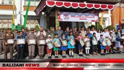 Kepala Kejaksaan Negeri Buleleng Dicky Darmawan memimpin apel peringatan Hari Lahir Ke-81 Kejaksaan RI di halaman Kantor Kejari Buleleng