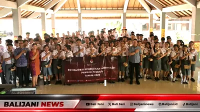 KPU dan Kesbangpol Buleleng saat memberikan sosialisasi pendidikan demokrasi di SMA Negeri 1 Busungbiu