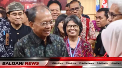 Gubernur Bali Wayan Koster saat menyampaikan pidato utama dalam Temu Ilmiah IPLBI ke-14 di Aula Gedung Pascasarjana Universitas Udayana