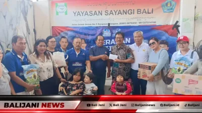 Pengurus DPD Partai Demokrat Bali saat menyerahkan bantuan sosial kepada Yayasan Sayangi Bali di Denpasar