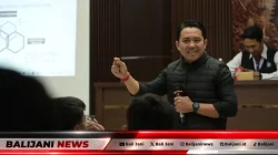Ketua Divisi Sosialisasi KPU Buleleng Putu Arya Suarnata memberikan materi sosialisasi pemilih pemula kepada siswa SMKN 1 Banjar