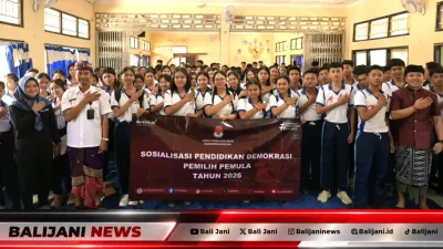 KPU Buleleng saat memberikan sosialisasi pendidikan pemilih kepada siswa-siswi SMKN 1 Seririt