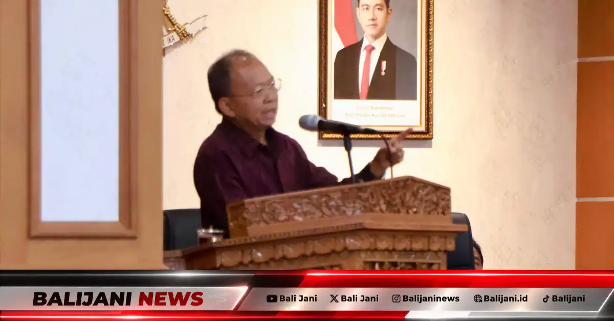 Gubernur Bali Wayan Koster saat menyampaikan penjelasan Raperda APBD dalam Rapat Paripurna DPRD Provinsi Bali